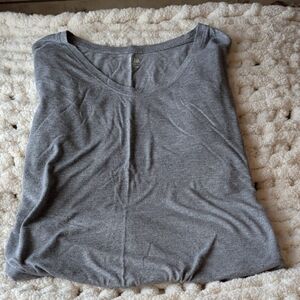 a.n.a Heather Gray Women's Short Sleeve Top